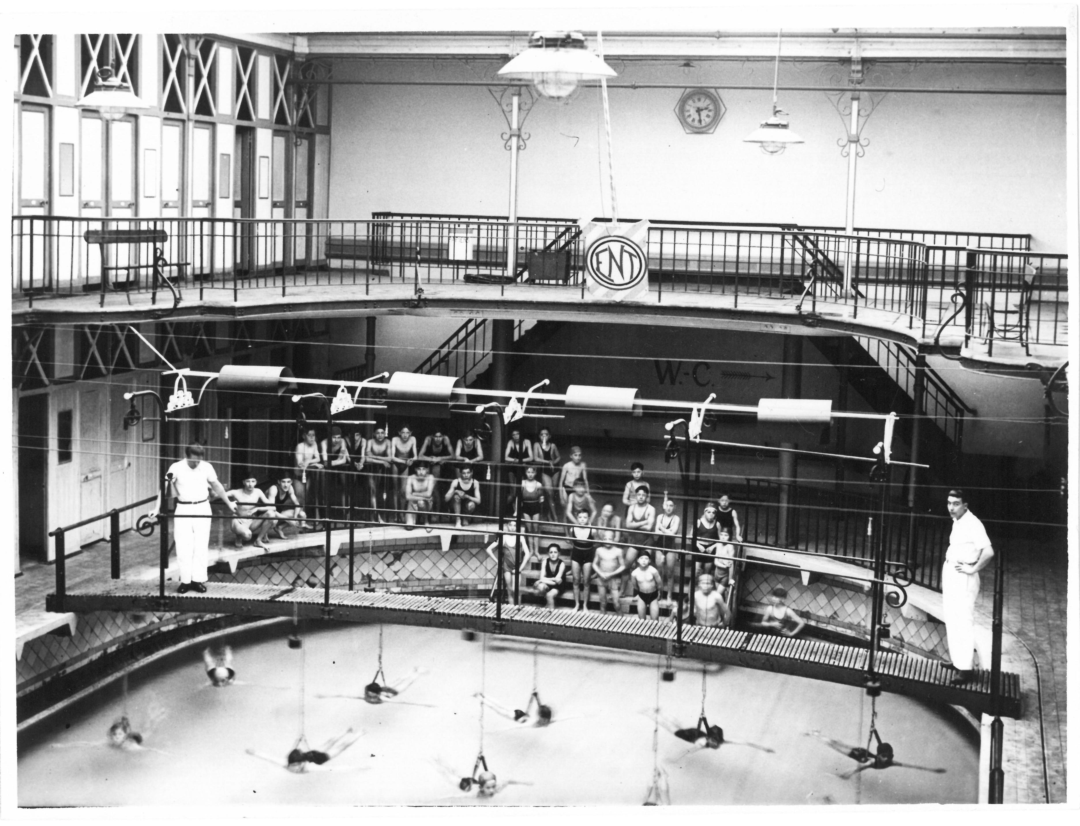 Apprentissage de la brasse à l'école de natation (années 1930- 1940