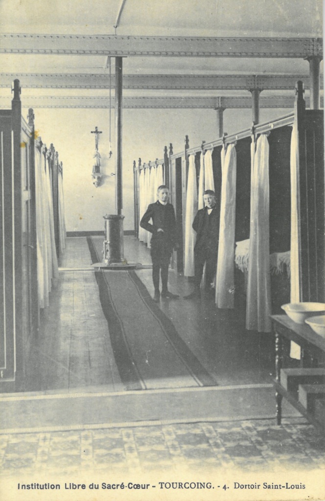 L'Institution Libre du SacréCoeur, les dortoirs / L'Institution Libre